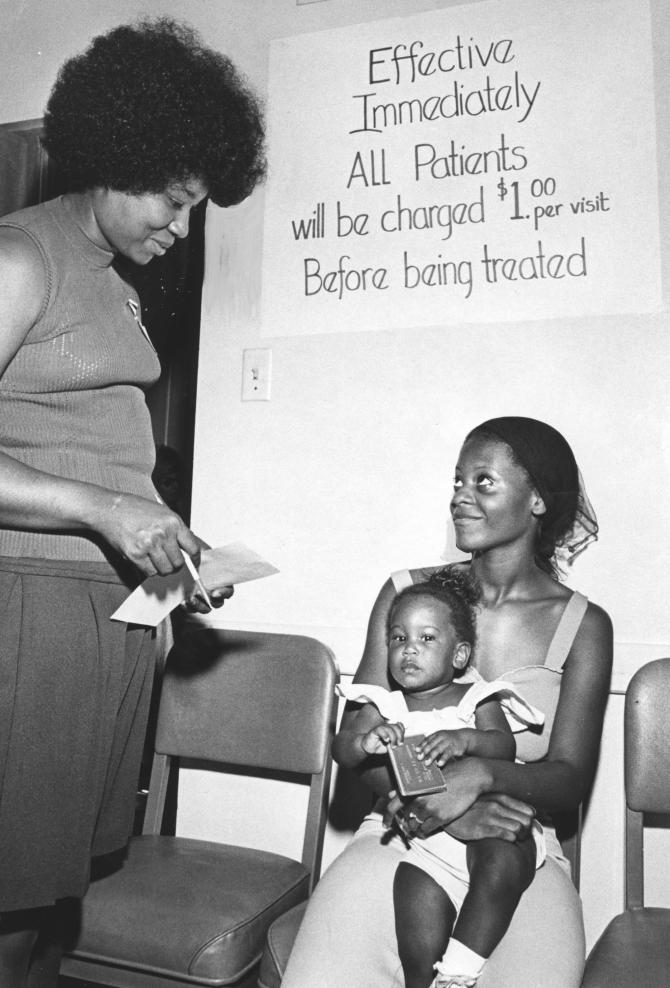 Mae Carolina, an Eastside clerk talks with Kim Johnson and daughter, Akida, July 1, 1975 (RMN/DPL)