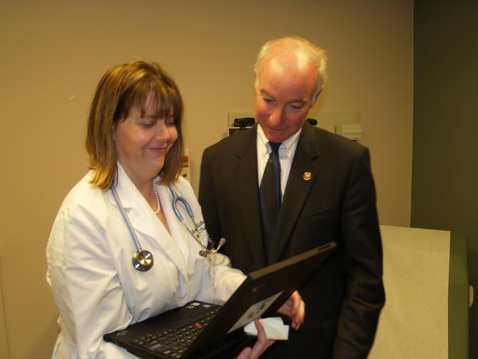 A CHC, Inc. doctor demonstrates a new laptop