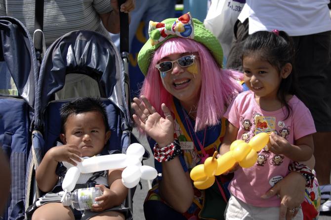 The balloon clown with children