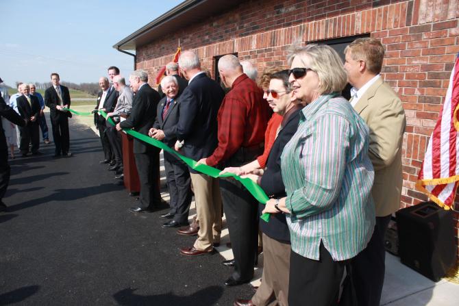 Senator Kit Bond at Jordan Valley CHC Marshfield Facility Ribbon Cutting